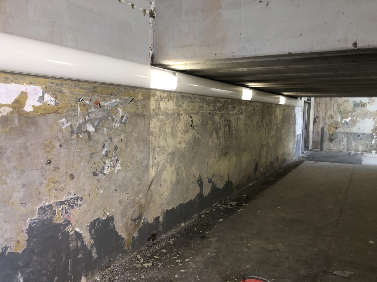 Feuchte Tunnelwand vor der Sanierung